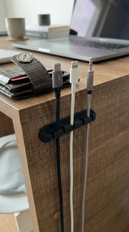 Masa Kenarı Kablo Düzenleyici – USB, Type-C ve Lightning Kablo Tutucu Organizer